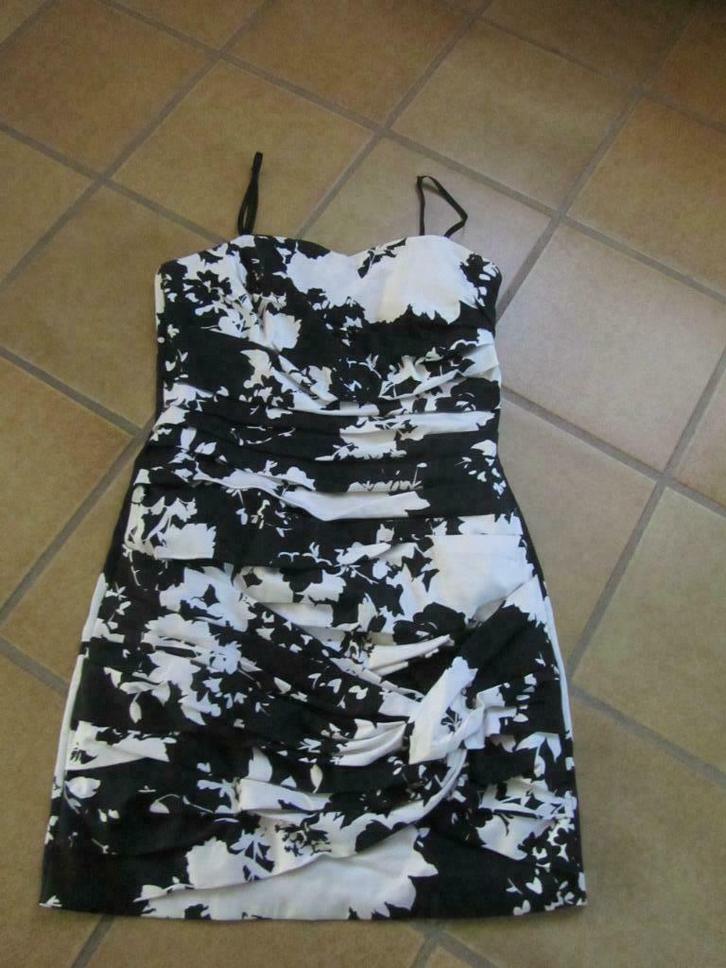 Rinascimeto mooi wit/zwarte jurk maat L valt klein, Kleding | Dames, Jurken, Zo goed als nieuw, Maat 42/44 (L), Wit, Knielengte