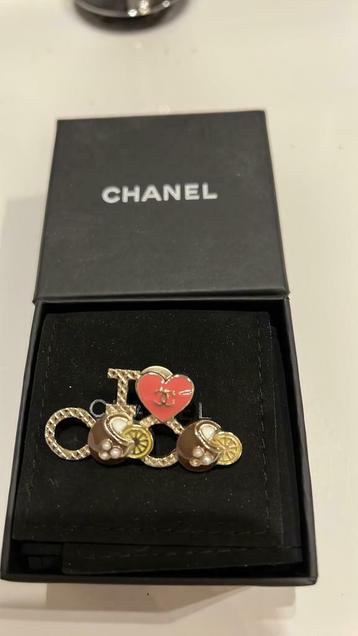 Broche Chanel , 4,5 cm op 2 cm  beschikbaar voor biedingen