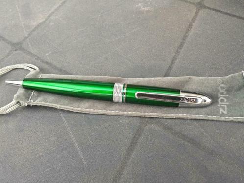 Stylo bille  Zippo vert ou mauve avec sa pochette., Verzamelen, Pennenverzamelingen, Zo goed als nieuw, Vulpen, Overige merken