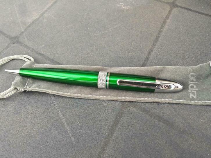 Stylo bille  Zippo vert ou mauve avec sa pochette., Verzamelen, Pennenverzamelingen, Zo goed als nieuw, Vulpen, Overige merken
