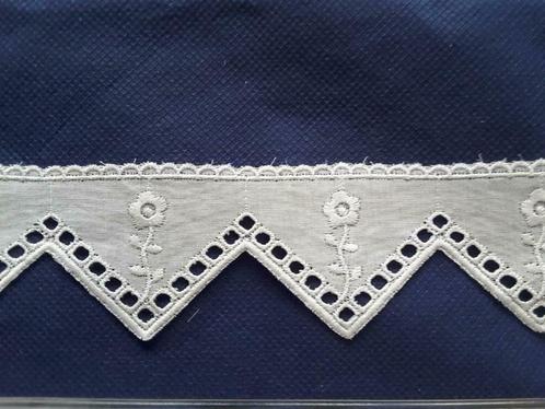 broderie anglaise coton blanche 45 mm forme triangle D4599, Hobby & Loisirs créatifs, Dentelle, Neuf, Enlèvement ou Envoi