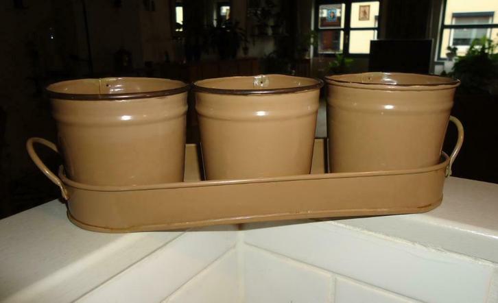 Te koop drie metalen kruidenpotjes in metalen rekje (bruin)., Tuin en Terras, Bloempotten, Zo goed als nieuw, Metaal, Binnen, Balkon