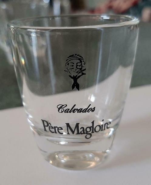 rare verre vintage PERE MAGLOIRE calvados numéroté one shot, Collections, Verres & Petits Verres, Enlèvement ou Envoi