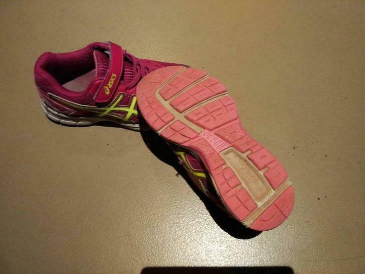 Roze Asics goede loopschoenen sportschoenen 2paar maat 29 30, Kinderen en Baby's, Kinderkleding | Schoenen en Sokken, Gebruikt