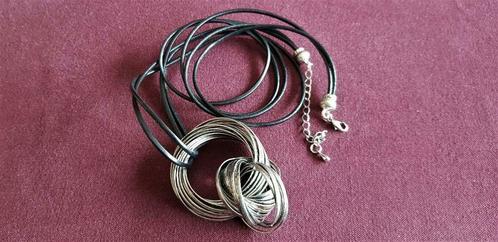 Design halsketting leder met zilverkleurige hanger, Handtassen en Accessoires, Kettingen, Nieuw, Overige materialen, Zilver, Met hanger