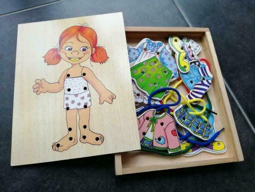 Rijgen - houten doos -meisje met kleding en veters rijgen, Kinderen en Baby's, Speelgoed | Houten speelgoed, Zo goed als nieuw