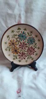 §Assiette murale en terre cuite peint main, Antiquités & Art, Enlèvement ou Envoi