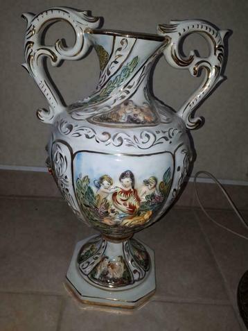 Italiaanse vaas Capodimonte beschikbaar voor biedingen