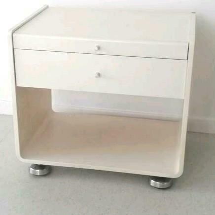 Mooi en origineel nachtkastje met chromen zwenkwielen 1 lade, Huis en Inrichting, Woonaccessoires | Wandplanken en Boekenplanken