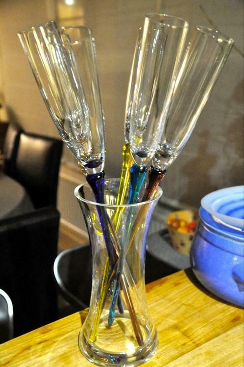 6 longues flûtes à Champagne dans vase, Maison & Meubles, Cuisine | Vaisselle, Comme neuf, Autres types, Verre