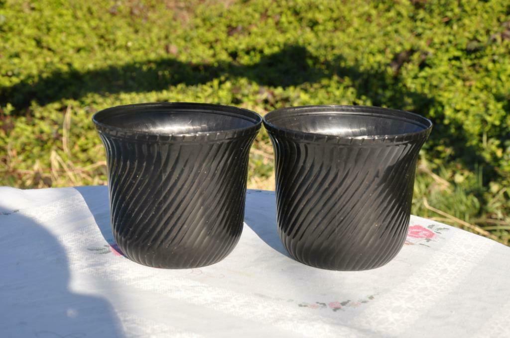 §  2 cache pot en plastique noir strié, Neuf, Enlèvement ou Envoi, Moins de 25 cm, Rond