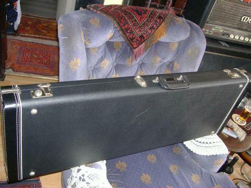 usa fender strat de lux met fender koffer en eko, Musique & Instruments, Instruments à corde | Guitares | Électriques, Comme neuf