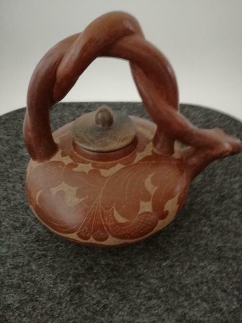 Handgemaakte decoratieve theepot in Sasak-aardewerk, Antiek en Kunst, Kunst | Designobjecten, Ophalen of Verzenden