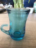 Klein glas met oor blauw, Verres et Verres à shot, Comme neuf, Enlèvement ou Envoi