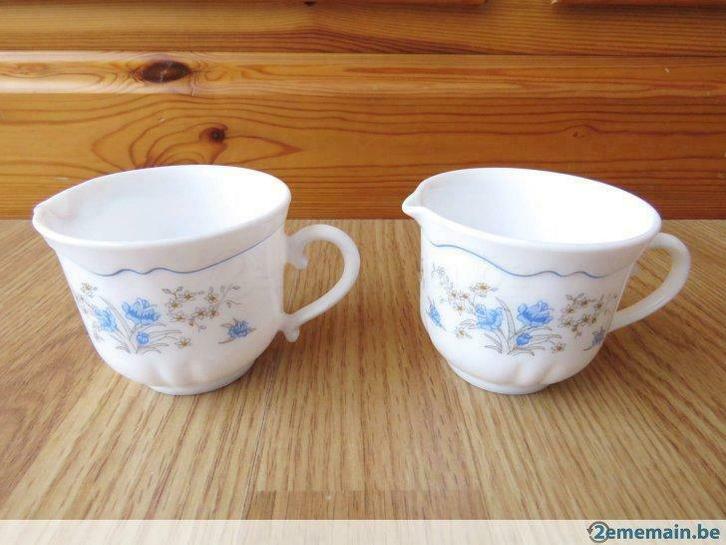 vintage 2 tasses à lait motifs fleurs bleue en arcopal, Antiquités & Art, Curiosités & Brocante