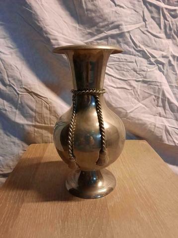 Zilveren vaasje beschikbaar voor biedingen