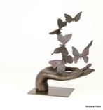 Bronzen symbolisch beeld van een hand met zes vlinders