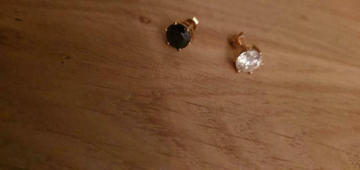1 Oorsteker 18k met 2ct witte en 1 met zwarte moissanite, Handtassen en Accessoires, Oorbellen, Zo goed als nieuw, Goud, Ophalen of Verzenden