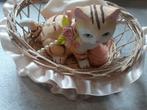 Vintage Deco - Kleine kat in haar mandje, Diversen, Pasen, Ophalen of Verzenden