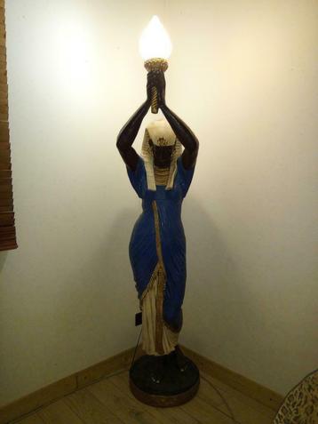 Statue égyptienne lampe