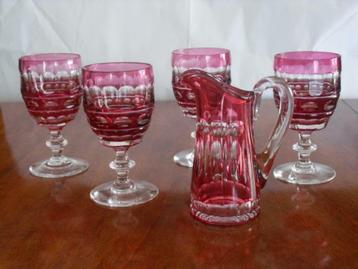 Kristal en cérise-rood beschikbaar voor biedingen