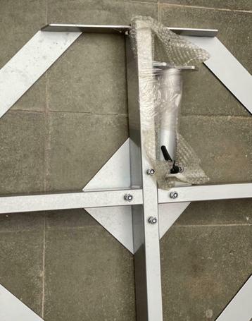 Parasolvoet beschikbaar voor biedingen