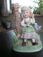Belle figurine en biscuit de fille avec écureuil et oiseau, Collections, Comme neuf, Humain, Enlèvement ou Envoi