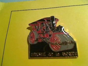 Très joli pin's datant de 1995 Mons Musée de la Route, Enlèvement ou Envoi, Comme neuf, Autres sujets/thèmes, Insigne ou Pin's