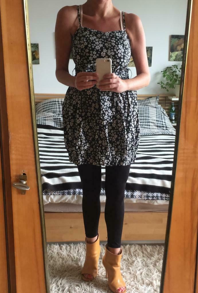 Zwart zomerkleedje met witte bloempjes- ZGAN, Kleding | Dames, Jurken, Zo goed als nieuw, Maat 42/44 (L), Zwart, Boven de knie