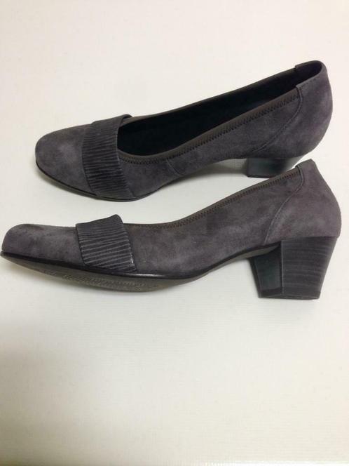 Fijne grijze schoen in suède - maat 39, Kleding | Dames, Schoenen, Zo goed als nieuw, Schoenen met lage hakken, Grijs, Verzenden