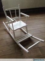 Witte houten schommelstoel