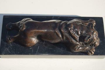 Bouledogue anglais affalé en bronze sur socle en marbre