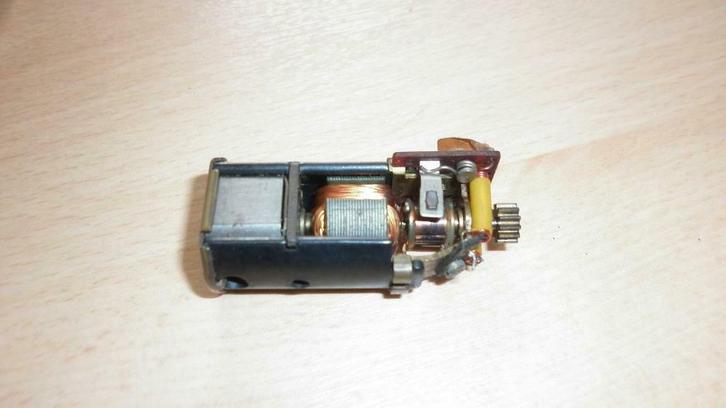 Modeltreinmotor met tandrad in messing (2), Hobby en Vrije tijd, Modeltreinen | H0, Gebruikt, Locomotief, Gelijkstroom, Trix, Analoog