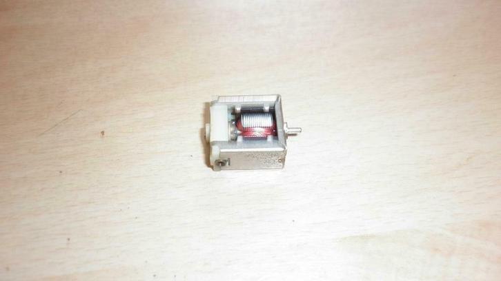 Modeltreinmotor met korte as, Hobby en Vrije tijd, Modeltreinen | H0, Zo goed als nieuw, Locomotief, Gelijkstroom, Overige merken