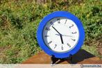 horloge murale en plastique tour bleu, Maison & Meubles, Utilisé, Enlèvement ou Envoi