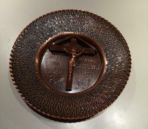 Plat en cuivre avec crucifix / avec dicton, Antiquités & Art, Antiquités | Bronze & Cuivre, Enlèvement ou Envoi