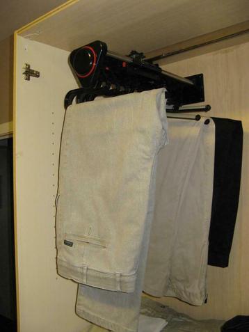 Broekenhanger beschikbaar voor biedingen