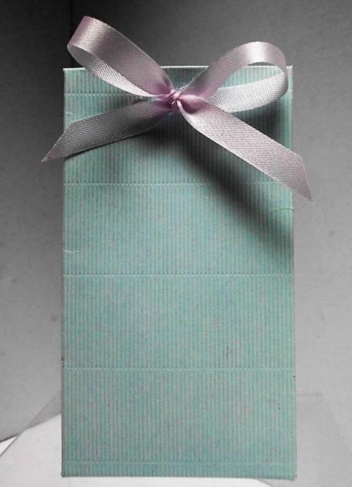 Boîtes à dragées modèle haut bleu pastel - 25 pièces pour 5€, Enfants & Bébés, Cadeaux d'accouchement & Assiettes de naissance