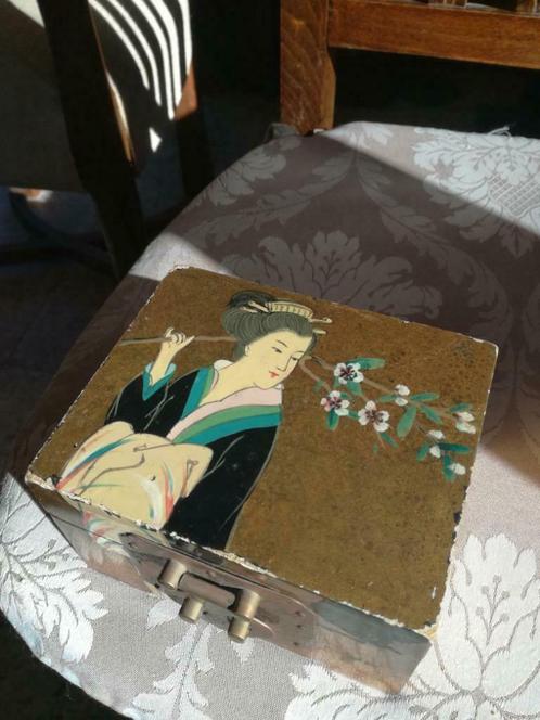 chinees of japans kistje afbeelding vrouw in kimono, Antiek en Kunst, Curiosa en Brocante, Ophalen of Verzenden