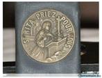 médaille bronze sainte rita sur support skai noir, Collections, Religion, Utilisé, Enlèvement ou Envoi