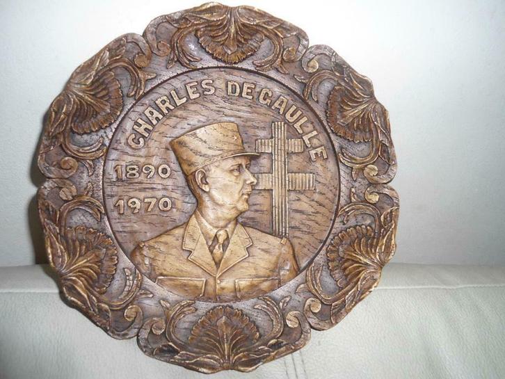 Magnifique ancienne assiètte bois Sculptée Charles De Gaulle, Antiek en Kunst, Antiek | Wandborden en Tegels, Ophalen of Verzenden
