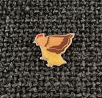 PIN - KIP MET KUIKENS - POULET AVEC POUSSINS, Envoi, Utilisé, Animal et Nature, Insigne ou Pin's