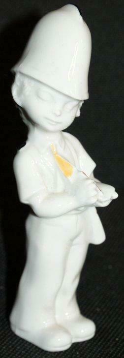Statuette porcelaine blanche - policier anglais BOBBY, Collections, Porcelaine, Cristal & Couverts, Neuf, Statue(s), Porcelaine