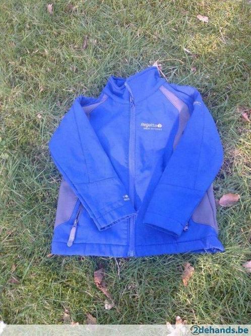 Blauwe softshell Regatta - maat 104/110, Kinderen en Baby's, Kinderkleding | Maat 104, Gebruikt, Jas, Ophalen of Verzenden
