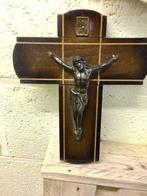 Crucifix  ancien bois 25 cm sur 20cm