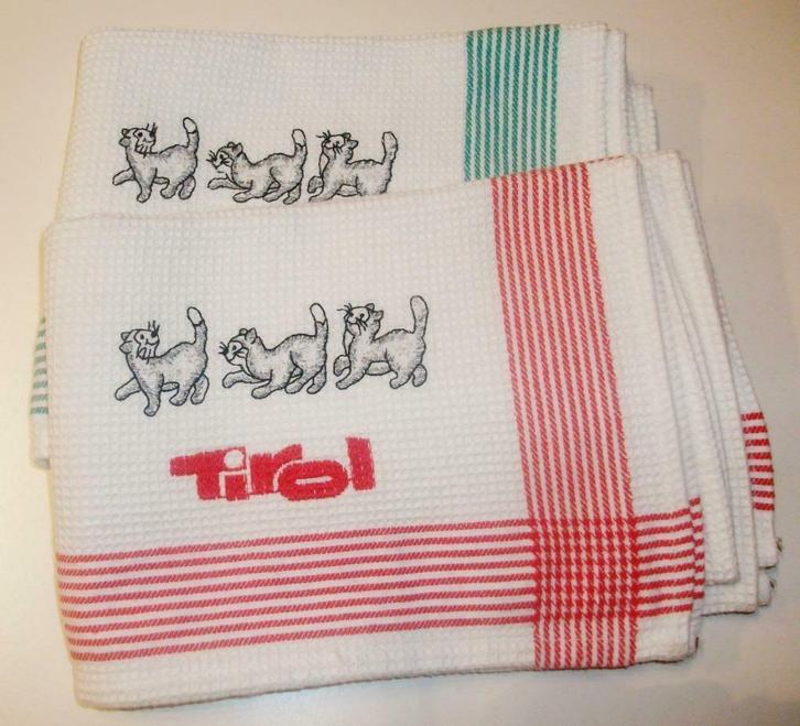 Te koop: Twee geborduurde keukenhanddoeken., Huis en Inrichting, Keuken | Textiel, Zo goed als nieuw, Rood, Ophalen of Verzenden