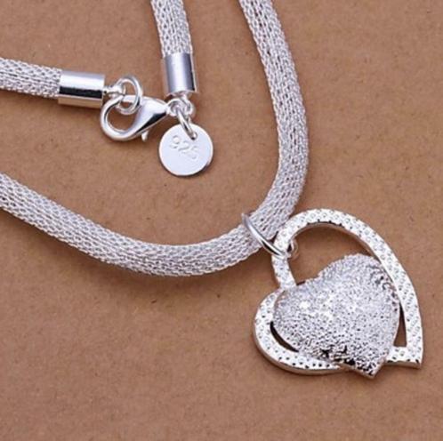 Colliers Women's Pendant Necklaces Heart, Bijoux, Sacs & Beauté, Colliers, Neuf, Enlèvement ou Envoi
