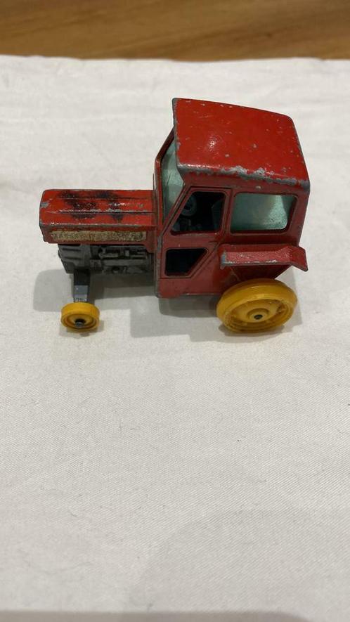 Oude rode tractor met velgen geen banden meer op, Hobby & Loisirs créatifs, Voitures miniatures | 1:87, Utilisé, Grue, Tracteur ou Agricole