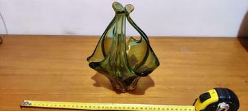 Groene vaas beschikbaar voor biedingen