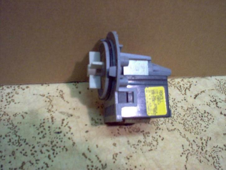 Pompe à eau lave linge neuf  17 € et pièces pour réparation, Elektronische apparatuur, Wasmachines, Zo goed als nieuw, Ophalen of Verzenden